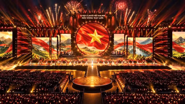 Phối cảnh sân khấu chương trình nghệ thuật chính luận “Tự hào là người Việt Nam – Nối vòng tay lớn”. (Ảnh: Ban tổ chức)