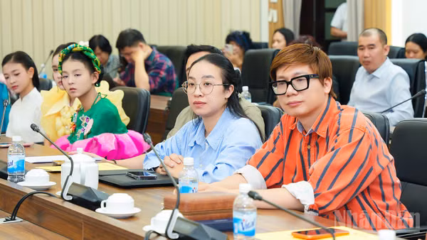 Đạo diễn Ninh Quang Trường (ngoài cùng bên phải) tại lễ ra mắt chương trình nghệ thuật “Chắp cánh tuổi thơ” do Báo Nhân Dân thực hiện. (Ảnh: TIẾN ĐẠT)