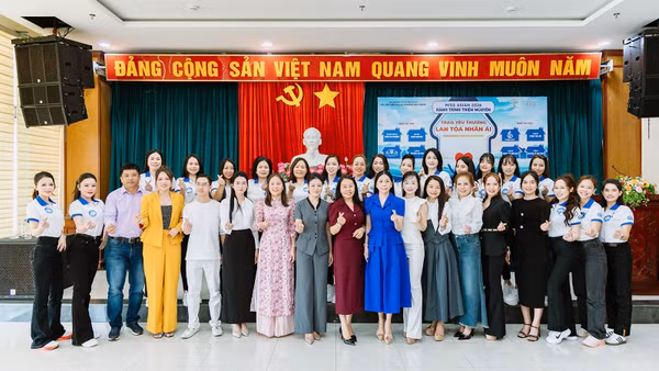 Các đại biểu, Ban tổ chức, các nhà tài trợ và Top 20 thí sinh Miss Asian 2026 chụp ảnh lưu niệm. (Ảnh: Ban tổ chức)