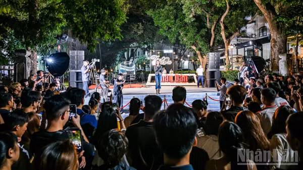 Ca sĩ Lynklee biểu diễn tại show "Tán Đa" số 2. (Ảnh: THÀNH ĐẠT)