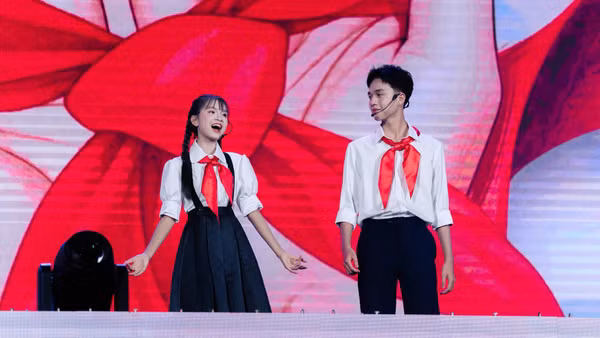 Nguyễn Phó Tường Vy (bên trái) tại concert “Chắp cánh tuổi thơ” của Báo Nhân Dân. (Ảnh: Nhân vật cung cấp)