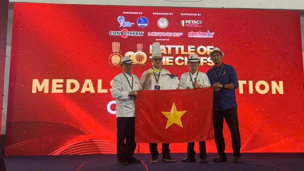 Chef Lưu Huỳnh Châu (thứ hai từ trái sang) nhận Huy chương vàng. (Ảnh: Nhân vật cung cấp)