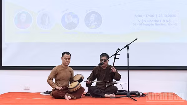 Các nghệ sĩ khuyết tật trình diễn tại tọa đàm. (Ảnh: ANH HUY)