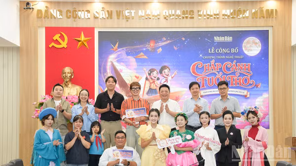 Các đại biểu dự lễ công bố chương trình "Chắp cánh tuổi thơ".