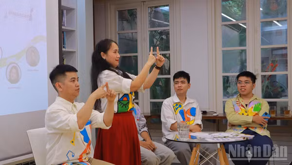 Toạ đàm là cơ hội để người điếc được chia sẻ tiếng nói của mình đến với công chúng. (Ảnh: KHÁNH LY)