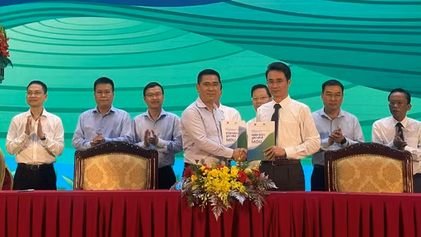 Tỉnh Lai Châu ký kết hợp tác phát triển vùng dược liệu gắn với du lịch cộng đồng; liên kết trồng dược liệu quý, nông sản chuyển giao kỹ thuật và sơ chế bao tiêu sản phẩm; khai thác tín chỉ carbon từ rừng với nhà đầu tư.