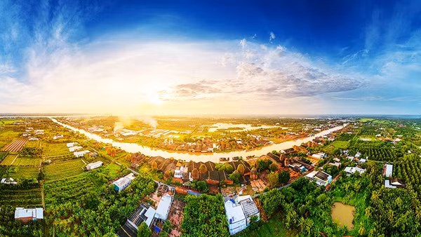Từ trên cao, làng gốm Mang Thít hiện ra như “vương quốc lò nung” trải dài bên dòng kênh.