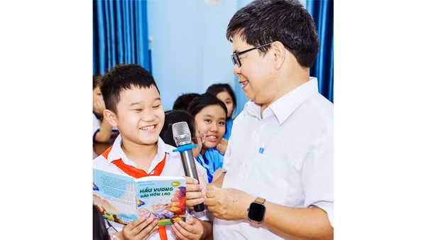 Văn sĩ Lê Đức Dương tặng sách và giao lưu với các em. Ảnh: NHÂN VẬT CUNG CẤP