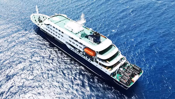 Tàu du lịch MV Hondius neo ngoài khơi. Ảnh: GETTY