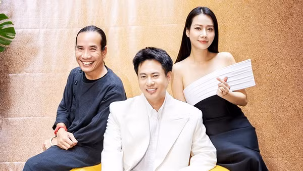 Tổng đạo diễn Dương Cầm (giữa) cùng đạo diễn sân khấu Đặng Xuân Trường và Giám đốc sản xuất Quỳnh Nguyễn.