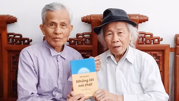Nhà báo Đỗ Quảng (bên phải) tặng thơ tác giả bài viết - Nghệ sĩ nhiếp ảnh Ngọc Phan.