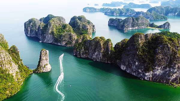 Vịnh Lan Hạ với địa hình độc đáo tạo nhiều dáng vẻ kỳ thú.