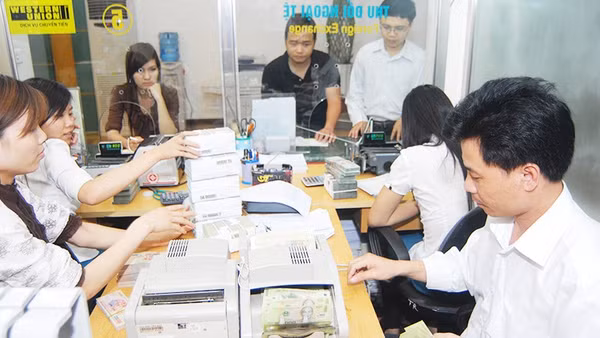 Tính đến nay, đã có 42 ngân hàng điều chỉnh giảm lãi suất tiền gửi niêm yết. Ảnh: NAM ANH