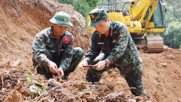 Đội tìm kiếm, quy tập hài cốt liệt sĩ khảo sát, tìm kiếm các vị trí nghi có hài cốt liệt sĩ tại bình độ 300, thôn Giang Nam, xã Thanh Thủy. (Ảnh: Cộng tác viên)