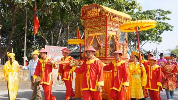 Đoàn rước kiệu bà đi vòng quanh thôn xóm.