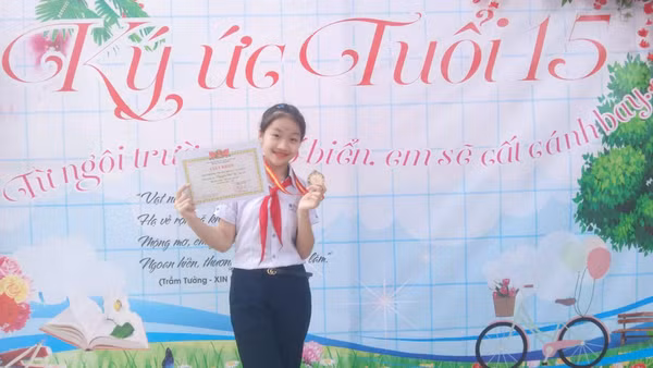 Cháu Nguyễn Hà Vy, con gái đồng chí Thành luôn nỗ lực học giỏi để cha yên tâm công tác. (Ảnh nhân vật cung cấp)