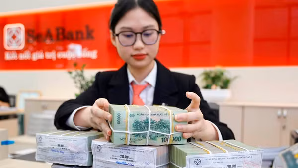 Theo Ngân hàng UOB Việt Nam, từ đầu năm đến nay, VND đã tăng giá khoảng 1% so với USD. (Trong ảnh: Giao dịch tại chi nhánh ngân hàng SeABank. Ảnh: Huy Hưng)
