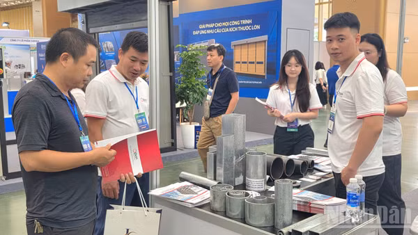 Với doanh nghiệp nhỏ và vừa, việc phải tự đọc những văn bản dài, nhiều nội dung và ngôn ngữ quản lý phức tạp để tìm xem mình được hỗ trợ gì, thủ tục ra sao có thể trở thành một rào cản không nhỏ. (Ảnh: AN NGUYÊN)