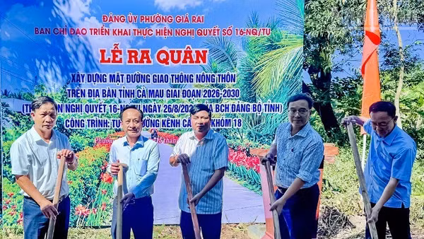 Đồng chí Phạm Thiều (thứ hai từ trái sang), Phó Bí thư Tỉnh ủy, Chủ tịch Hội đồng nhân dân tỉnh Cà Mau, dự lễ ra quân làm các tuyến đường giao thông nông thôn tại phường Giá Rai. (Ảnh đồng chí Lưu Quang Anh, Phó Chủ tịch Ủy ban nhân dân phường Giá Rai cung cấp)