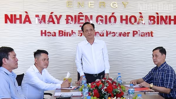 Đồng chí Phạm Văn Thiều, Phó Bí thư Tỉnh ủy, Chủ tịch Hội đồng nhân dân tỉnh Cà Mau (đứng) và đồng chí Trần Hoàng Khải, Chủ tịch Ủy ban nhân dân xã Vĩnh Hậu (bìa phải) đến thăm, chúc mừng Nhà máy điện gió Hòa Bình tại địa phận xã Vĩnh Hậu, nhân Ngày Doanh nhân Việt Nam. (Ảnh: CTV)