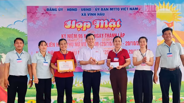 Đồng chí Trần Hoàng Khải, Chủ tịch Ủy ban nhân dân xã Vĩnh Hậu (tỉnh Cà Mau) trao Giấy khen và phần thưởng cho đơn vị đoạt giải Hội thi nấu ăn với chủ đề “Bữa cơm gia đình”. (Ảnh: QUANG THÁI)