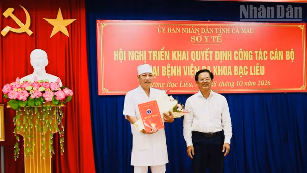 Lãnh đạo Sở Y tế tỉnh Cà Mau trao quyết định và giao nhiệm vụ Quyền Giám đốc Bệnh viện đa khoa Bạc Liêu đối với bác sĩ chuyên khoa 2 Trần Quốc Sử. (Ảnh: CTV)