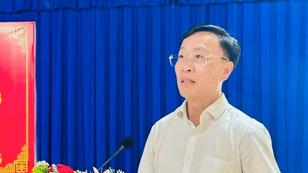 Đồng chí Huỳnh Hữu Trí, Ủy viên Ban Thường vụ Tỉnh ủy, Chủ nhiệm Ủy ban Kiểm tra Tỉnh ủy Cà Mau dự và phát biểu tại buổi lễ ra quân khám sức khỏe, khám sàng lọc bệnh cho nhân dân Vĩnh Hậu, một xã vùng ven biển của tỉnh.