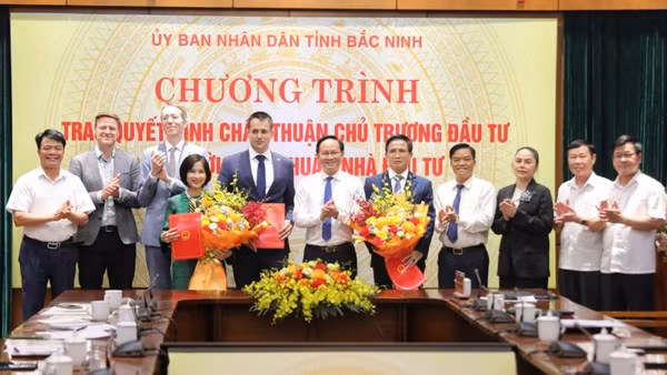 Đại diện lãnh đạo tỉnh Bắc Ninh chúc mừng chủ đầu tư hai dự án điện gió được chấp thuận đầu tư.