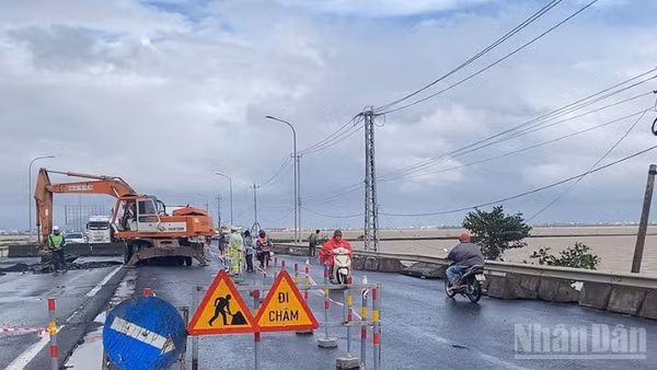 Sụt nền đường trên tuyến quốc lộ 1, tại km1.309+300 đoạn qua địa bàn phường Tuy Hòa (tỉnh Đắk Lắk). 