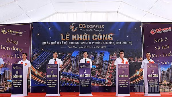 Đại diện lãnh đạo tỉnh Phú Thọ và đơn vị thực hiện dự án bấm nút tại lễ khởi công.
