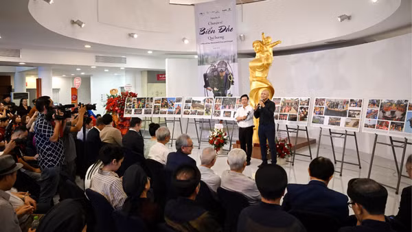 Lễ khai mạc triển lãm thu hút đông đảo đại biểu, khách mời và công chúng đến tham dự, thưởng lãm những tác phẩm về biển đảo quê hương và di sản văn hóa Việt Nam.