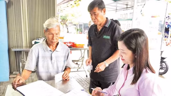 Cán bộ Trung tâm Phục vụ hành chính công phường Sóc Trăng, thành phố Cần Thơ giải quyết thủ tục hành chính tại nhà dân.