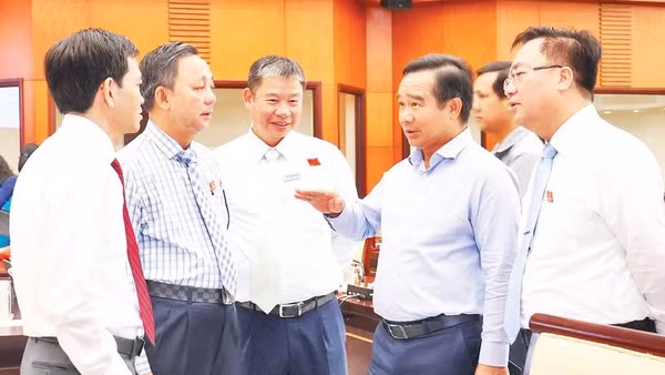 Lãnh đạo thành phố trao đổi với các đại biểu tại Kỳ họp thứ 5, Hội đồng nhân dân thành phố khóa XI, nhiệm kỳ 2026-2031.