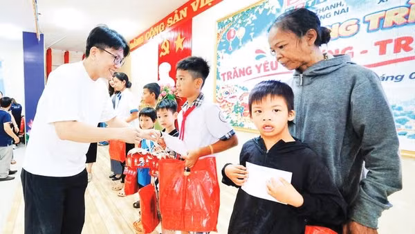 Đại diện doanh nghiệp thành phố Đồng Nai trao quà tặng thiếu nhi ở khu vực biên giới dịp Tết Trung thu 2026.