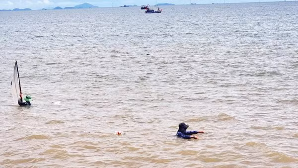 Nghề bắt ruốc biển giúp nhiều người có thêm thu nhập.