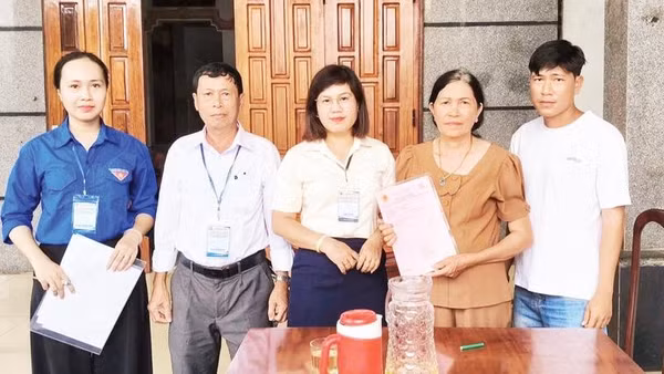 Lãnh đạo xã Bù Đăng, thành phố Đồng Nai trao giấy chứng nhận quyền sử dụng đất tại nhà dân.