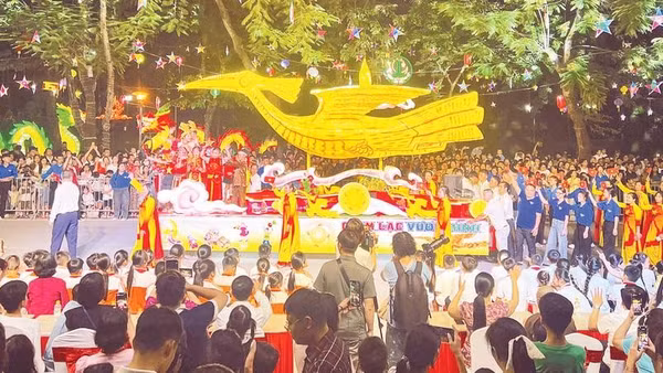 Mô hình “Chim Lạc vươn mình” của tổ dân phố Viên Sơn, phường Sơn Tây tham gia hội thi “Trung thu Thành cổ - Sơn Tây xứ Đoài”.