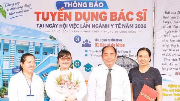 Giám đốc Sở Y tế Thành phố Hồ Chí Minh Tăng Chí Thượng chúc mừng bác sĩ trẻ đăng ký về công tác tại Trạm y tế xã Bình Hưng.