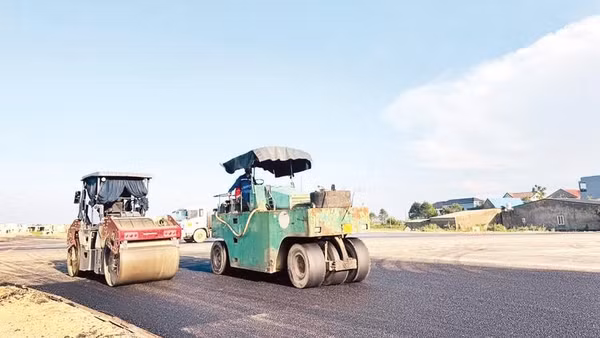 Các đơn vị tập trung nhân lực, máy móc nỗ lực hoàn thành dự án đường Xô viết Nghệ Tĩnh kéo dài về phía đông.