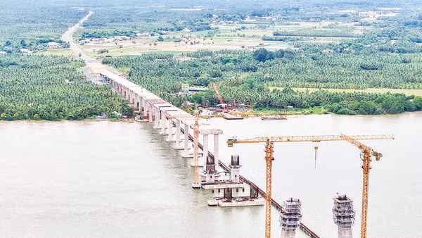 Công trình cầu Đại Ngãi 1 bắc qua sông Hậu, nối tỉnh Vĩnh Long với thành phố Cần Thơ đạt sản lượng thi công hơn 64% giá trị hợp đồng.