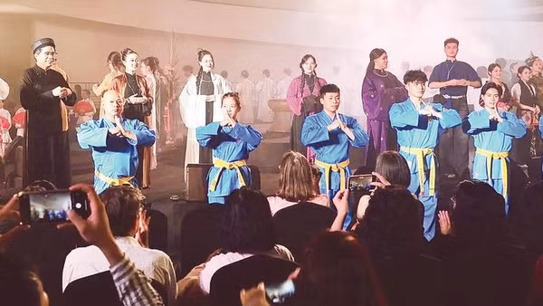 Chương trình nghệ thuật “Khoảnh khắc vĩnh cửu” của nghệ sĩ Nguyễn Quốc Hoàng Anh - một chương trình có sử dụng AI trong sáng tạo.