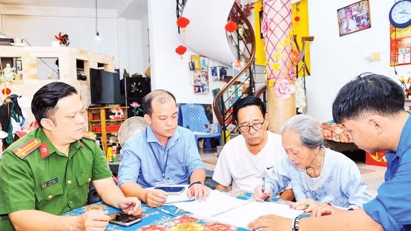 Công chức, viên chức Trung tâm Phục vụ hành chính công phường Tân Định đến tận nhà giúp người già yếu, người khuyết tật và những trường hợp khó khăn tiếp cận dịch vụ hành chính công (Ảnh THẾ ANH)