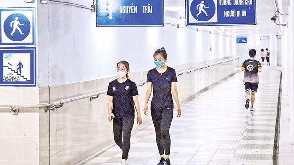 Hầm đi bộ Ngã Tư Sở (Ảnh ĐỖ TÂM)