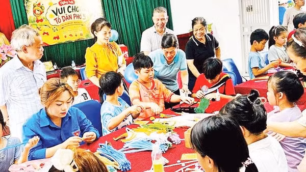 Một buổi sinh hoạt, vui chơi thu hút đông đảo người dân tham gia tại Nhà văn hóa hạnh phúc Tổ dân phố số 5 phường Phúc Lợi (Ảnh KIM DUNG)