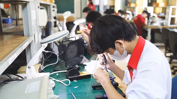Học viên trong giờ thực hành tại trường cao đẳng nghề. Ảnh minh họa: PHONG NGỌC