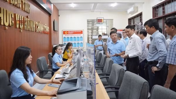 Đoàn công tác của Bộ Khoa học và Công nghệ khảo sát tại Trung tâm Phục vụ Hành chính công tỉnh Quảng Trị. (Ảnh: Bộ Khoa học và Công nghệ)