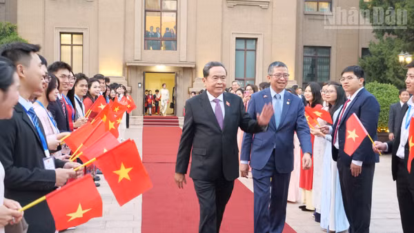 Chủ tịch Quốc hội Trần Thanh Mẫn thăm Đại sứ quán Việt Nam tại Trung Quốc. (Ảnh: HỮU HƯNG-VI SA)