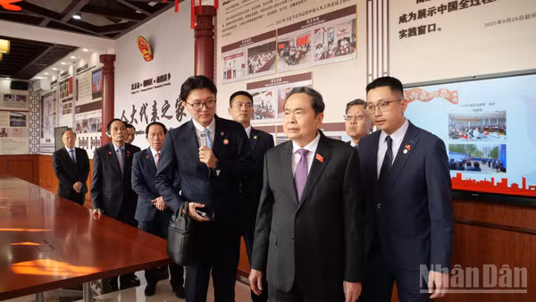 Chủ tịch Quốc hội Trần Thanh Mẫn nghe giới thiệu về mô hình lập pháp tiêu biểu ở Thủ đô Bắc Kinh, Trung Quốc. (Ảnh: HỮU HƯNG-VI SA)