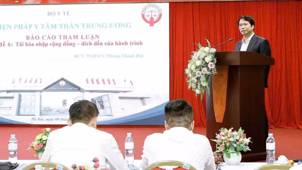 Tiến sĩ, bác sĩ cao cấp Phùng Thanh Hải, Bí thư Đảng ủy, Phó Viện trưởng phụ trách quản lý, điều hành Viện Pháp y tâm thần Trung ương chia sẻ tại buổi sinh hoạt khoa học chuyên đề. 