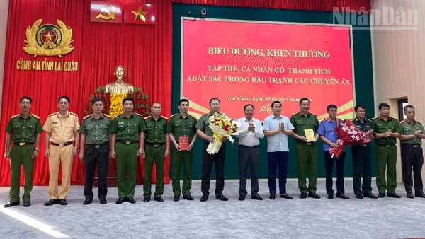 Lãnh đạo tỉnh Lai Châu tặng hoa chúc mừng các tập thể, cá nhân có thành tích trong đấu tranh phá các chuyên án. (Ảnh: TRẦN TUẤN)